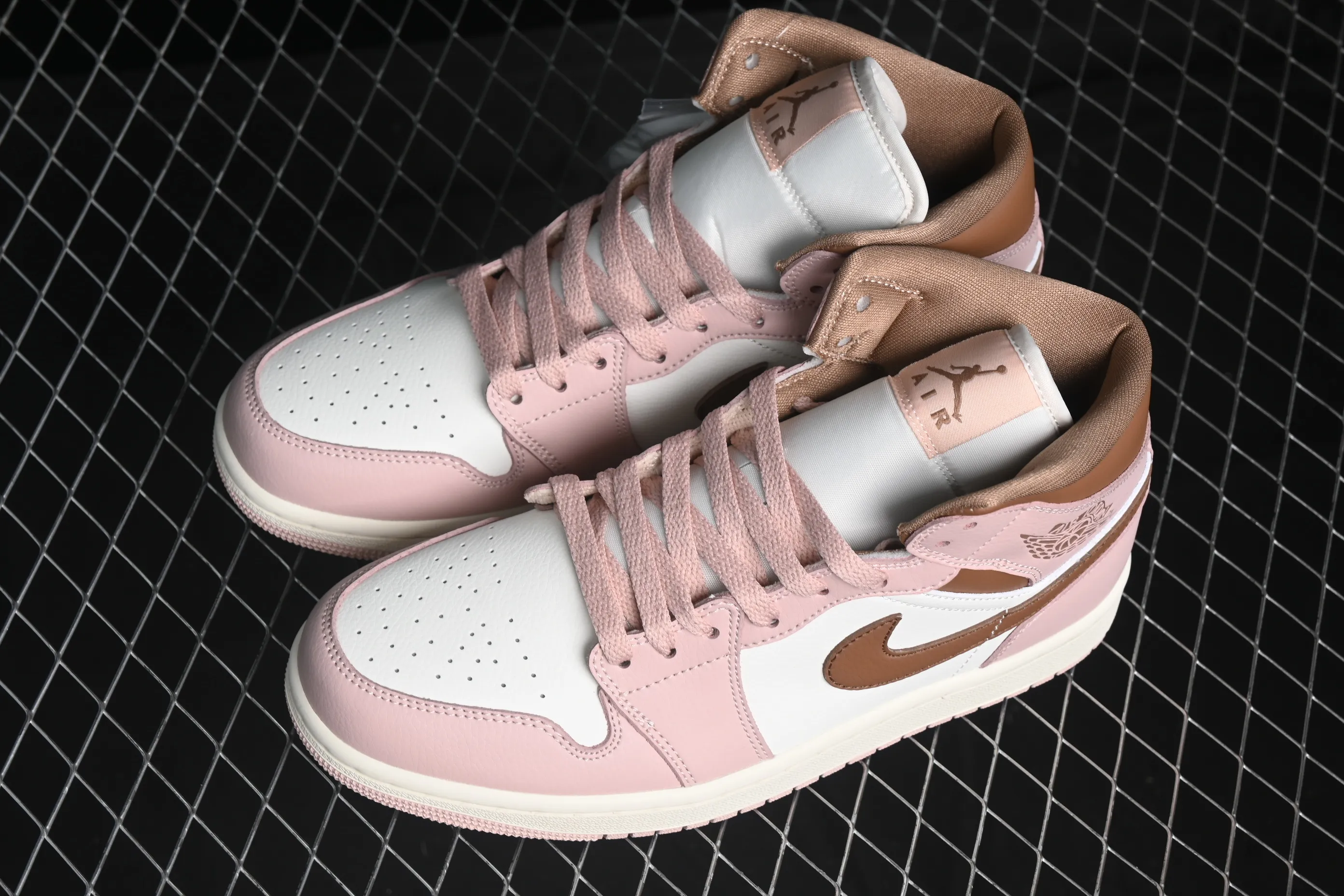 All categories Air Jordan Jordan series basketball shoes Air Jordan 1 Mid Air Jordan 1 Mid AJ1 Joe 1 khaki powder China basketball shoes BQ6472-620